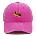 Détail de la broderie hot-dog sur une casquette de baseball en coton délavé fuchsia - Rose rouge