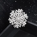 Élégante broche flocon de neige argentée avec cristaux sur support en bois noir - Blanc