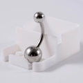 Vista macro del piercing all'ombelico in acciaio inossidabile argento con doppia sfera - 1.6x10mm / Stile Argentato (3#)
