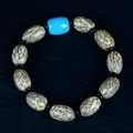 Bracciale buddista in semi di Bodhi con grani beige e dettaglio in turchese blu - Stile con distanziatore in finto turchese