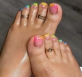 Dettaglio pedicure French arcobaleno neon con anelli per dita piedi in oro - FW123