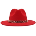Vue détaillée d'un chapeau fedora en laine rouge avec une grosse chaîne en métal doré - M (56-58cm) / Rouge (Acrylique)