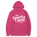 Détail du sweat à capuche rose Halloween montrant le texte Spooky Vibes et l'imprimé chauve-souris - S / Rose Rouge