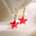 Detalle de pendientes de estrella de mar rosa en seda con baño de oro de 18 quilates - Rosa