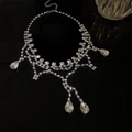 Makroaufnahme einer silbernen mehrlagigen Quastenkette mit funkelnden Strass-Anhängern - Mehrlagiger Quasten-Strass-Stil (3#) / Silber
