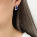 Boucle d'oreille triangle en argent avec pierre de lapis-lazuli bleue sur l'oreille - Boucles d'Oreilles (F1046) / Boucles d'oreilles en argent