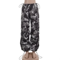Detalle de los pantalones cargo de camuflaje gris con cintura ajustable y puños bajos - S / Camuflaje Gris