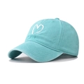 Détail de la casquette en coton lavé turquoise avec broderie coeur blanc et visière - Réglable / Vert Fruit