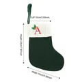 Chaussette de Noël en tricot vert avec lettre A brodée rouge et motifs de houx festifs - Lettre A