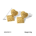 Detalle de pendientes de corazón de 3,2 cm con textura martillada y acabado en oro 18K - Estilo de Corazón Cuadrado Martillado (HC-E10111)