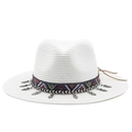 Dettaglio cappello di paglia bianco con nastro etnico e ciondolo a foglia d'argento - M (56-58cm) / Bianco puro