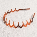 Dettaglio di cerchietto ondulato ambra con denti antiscivolo e finitura lucida - Onda a Triangolo Ambra / [attributi Del Prodotto] Questo Prodotto È Una Fascia/fermaglio Per Capelli Ondulata E Frastagliata Di Colore Caffè/ambra Realizzata In Plastica/resina Semitrasparente. [presentazione Visiva] L'immagine È Stata Scattata Da Una Prospettiva Leggermente Angolata Dall'alto Verso Il Basso Su Uno Sfondo Bianco Puro Con Texture Con Illuminazione Naturale E Un Soggetto In Primo Piano. La Qualità Dell'immagine È Elevata Con Messa A Fuoco Precisa E Alta Nitidezza. L'impatto Estetico È Moderato Rappresentando Una Foto Di Prodotto Standard Per L'e-commerce. [contenuto Testuale] Nell'immagine Non Sono Presenti Testo Logo O Filigrane Visibili. [conclusione Della Revisione] Approvato; L'immagine È Pulita E Ordinata Conforme Agli Standard Per Le Piattaforme Transfrontaliere. [etichette Logistiche] Nessuna. [rischio Di Violazione] Nessuno - Design Generico Senza Marchi Specifici; La Probabilità Di Violazione È Dello 01%. [parametri Del Prodotto] Fascia Per Capelli Antiscivolo Ondulata Colore Ambra.