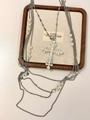 Détail du collier argenté multicouche avec perles blanches et grand pendentif en croix - Collier Croix en Argent