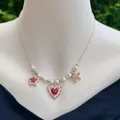 18K vergulde ketting met rode hart- en roze strikhangers en imitatieparels - Stijl 3 - Rode Hangers
