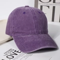 Detailansicht der gewaschenen lila Baumwoll-Baseballkappe mit Stofftextur und Hutkrone - Lila