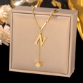 Collier minimaliste en acier titane doré avec pendentif lettre N et petits breloques cubes - Lettre N-Or