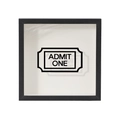 Détail d'un cadre vitrine noir carré avec motif de billet Admit One sur fond blanc - Style Texte (Admit One) / 15x15cm / Noir