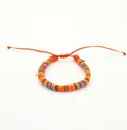 Dettaglio del bracciale bohémien tessuto a mano con cordino regolabile arancione - US 3