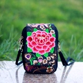 Ethnische doppellagige Bestickte Handy-Tasche mit Blumenmuster und verstellbarem Tragegurt - Rote Pfingstrose