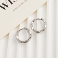 Polierte silberne Creolen im minimalistischen Bambus-Spiral-Design mit sicherem Klickverschluss - Mobius Twist Creolen / Silber
