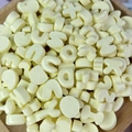 Dettaglio di mini perline color crema in resina a forma di lettere per il DIY - Dolcetto o Scherzetto / Confezione singola casuale / Giallo