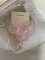 Pinza para el pelo camelia rosa con pétalos de gasa y detalles de perlas blancas - Rosa