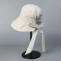 Detail of the oversized decorative bow and adjustable strap on the beige sun hat - M (56-58cm) / Off-white