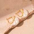 Dettaglio di orecchini vintage in stile francese dorati con perle barocche - Orecchini a bottone con perla a forma di borsa dorata (Ago d'argento)