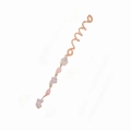 Detail eines Roségold Spiral-Haarrings mit unregelmäßigen lila Naturstein-Anhängern - Langer Stil / Roségold Mit Helllila Stein