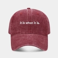 Detalle de gorra de béisbol de algodón lavado burdeos con bordado blanco minimalista - Ajustable / Burdeos