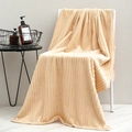 Serviette de bain épaisse en polaire corail beige drapée sur chaise blanche - Grande Serviette de Bain 90*175cm / Côtelé Abricot