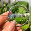 Runde silberne Haarspange mit bunten Fluoritkristallen und polierten Edelsteinen - Silberner Kreis Fluorit Splitter