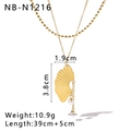 Dettaglio di collana a doppio strato dorata con pendente a ventaglio e perle - Collana di perle a doppio strato a forma di ventaglio (NB-N1216)