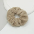 Gros plan du chouchou en peluche kaki avec détails de texture en fausse fourrure - Marron
