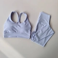 Flachbild eines lavendelfarbenen Yoga-Sets mit überkreuztem Sport-BH und High-Waist-Leggings - S / Lavendel