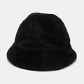 Vue détaillée du bob en fausse fourrure noire montrant la texture douce et le large bord - M (56-58cm) / Chapeau Cloche à Sommet Rond / Noir