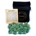 Pietre runiche in agata verde con incisioni dorate e custodia in velluto nero - Avventurina Verde (25 Pezzi + Sacchetto di Velluto + Manuale)