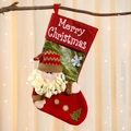 Dettaglio di calza natalizia in lino con Babbo Natale 3D e ricamo Merry Christmas - Babbo Natale