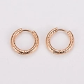 Detalle de pendientes de aro en oro rosa con diseño de textura tejida diagonal - Oro rosa