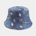 Détail d'un chapeau bob en denim délavé avec bords effilochés et écussons rayés vintage - M (56-58cm) / Denim Délavé avec Patch à Rayures (Couleur 5#)