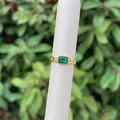 Bague chaîne cubaine plaquée or 18 carats avec un zircon vert rectangulaire - Style 2 (Chaîne zircon vert rectangulaire)