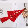 Roter DIY handgemachter Makramee-Weihnachtsbaum-Anhänger mit Holzperlen und Fransen - Finished Product / Rot