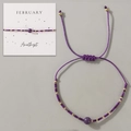 Verstellbares Amethyst-Armband für Februar mit lilafarbener Kordel und Goldakzenten - Februar Geschenkbox/Lila