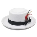 Dettaglio cappello pork pie bianco con nastro in gros-grain nero e piume colorate vivaci - M(56-58cm) / Bianco