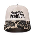 Dettaglio della visiera leopardata e del ricamo Somebody's Problem sul berretto trucker - Stampa leopardata