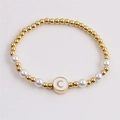 Pulsera de cuentas elástica con perlas blancas y colgante dorado de letra C - Colgante de Letra C Blanca