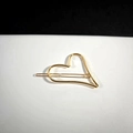 Minimalistische gouden hartvormige metalen haarspeld met een strak geometrisch ontwerp - Gouden Groot Hart