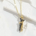 Collier avec pendentif d'étreinte en or et noir au design minimaliste et abstrait - Étreinte Or & Noir