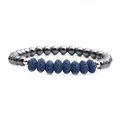 Herrenarmband mit dunkelgrauen Metallperlen und blauem Lavastein auf weißem Grund - Blaue Lavastein-Abakusperlen