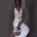 Dettaglio del set gilet bianco senza maniche con scollo a V e bottoni dorati - Bianco